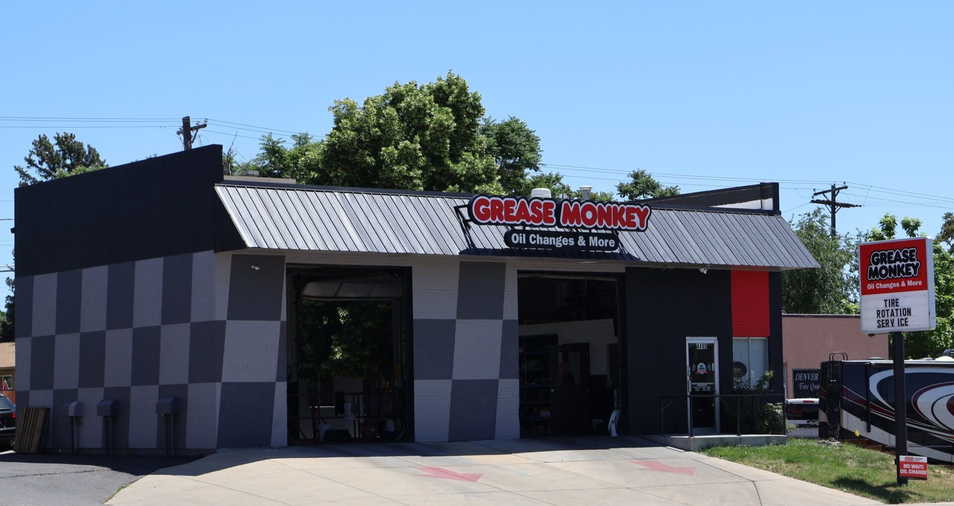 Grease Monkey Englewood entrance on south Broadway